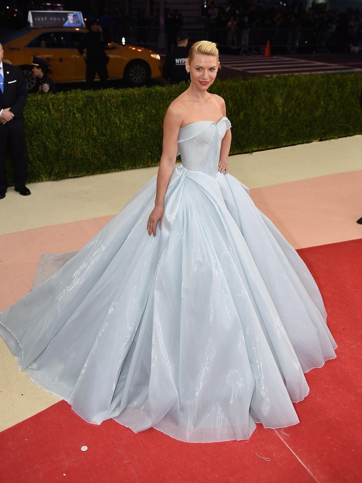 Claire Danes w spektakularnej, błękitnej sukni od Zaca Posena