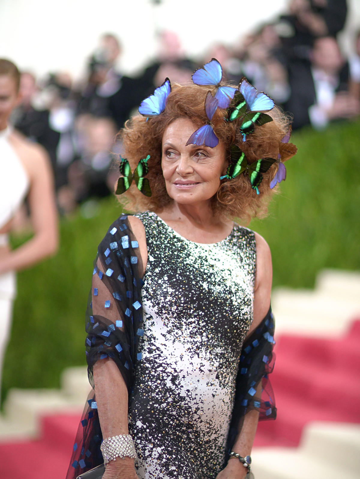 Dziwny look Diane Von Furstenberg z motylami we włosach na gali MET 2016