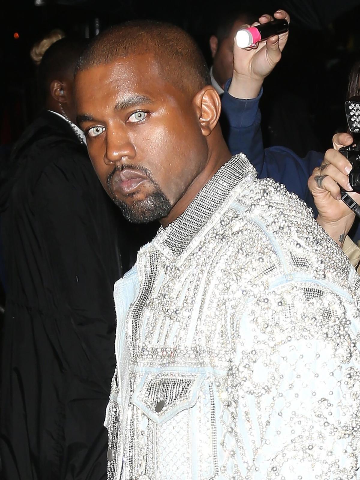 Dziwny look Kanyego Westa z kolorowymi soczewkami kontaktowymi na gali MET 2016