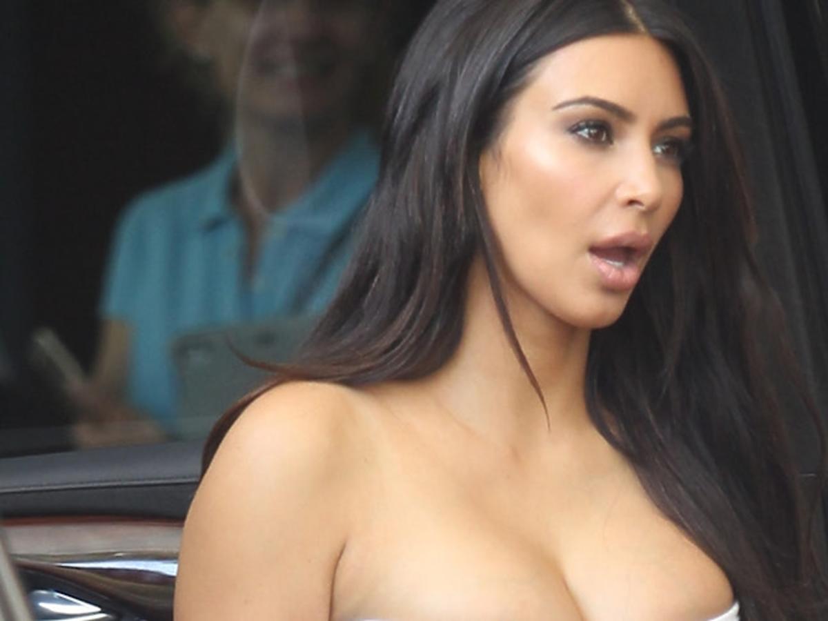 Kim Kardashian eksponuje obfity biust w za małej bluzce od Givenchy