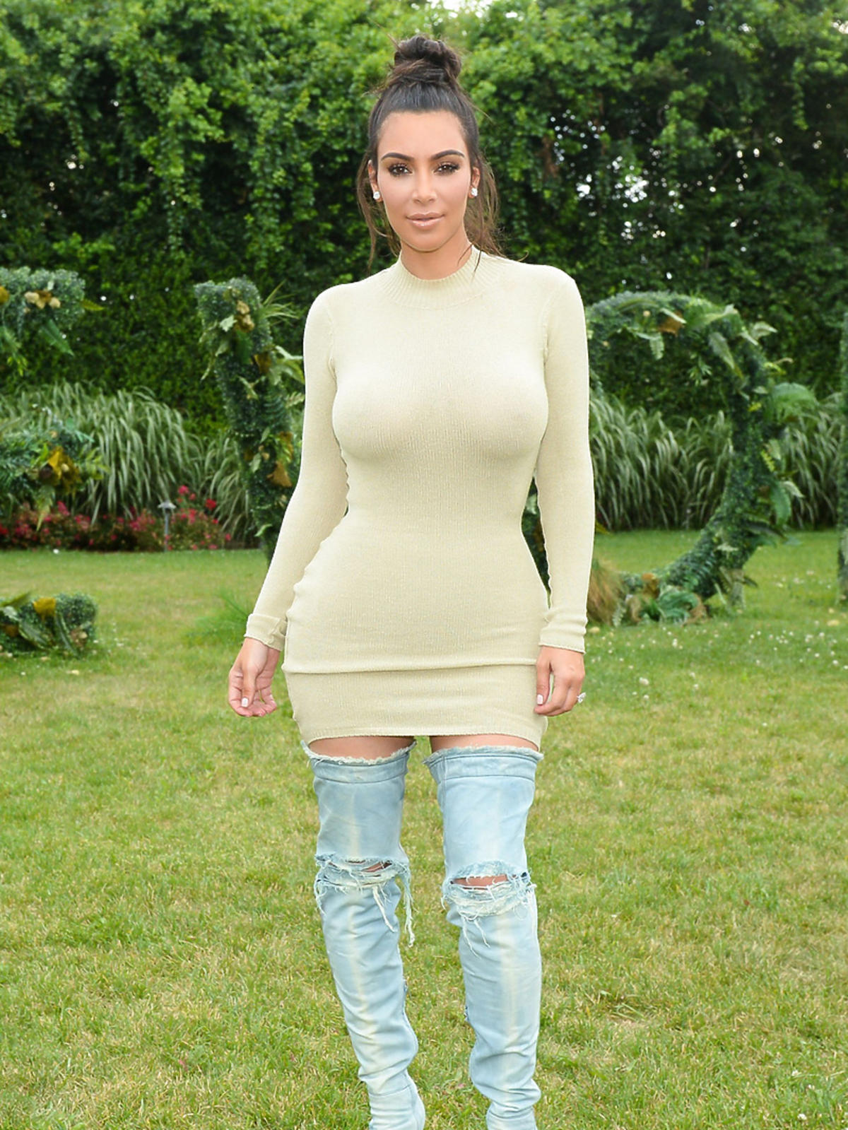Kim Kardashian w kozakach z dziurami na imprezie w Southampton