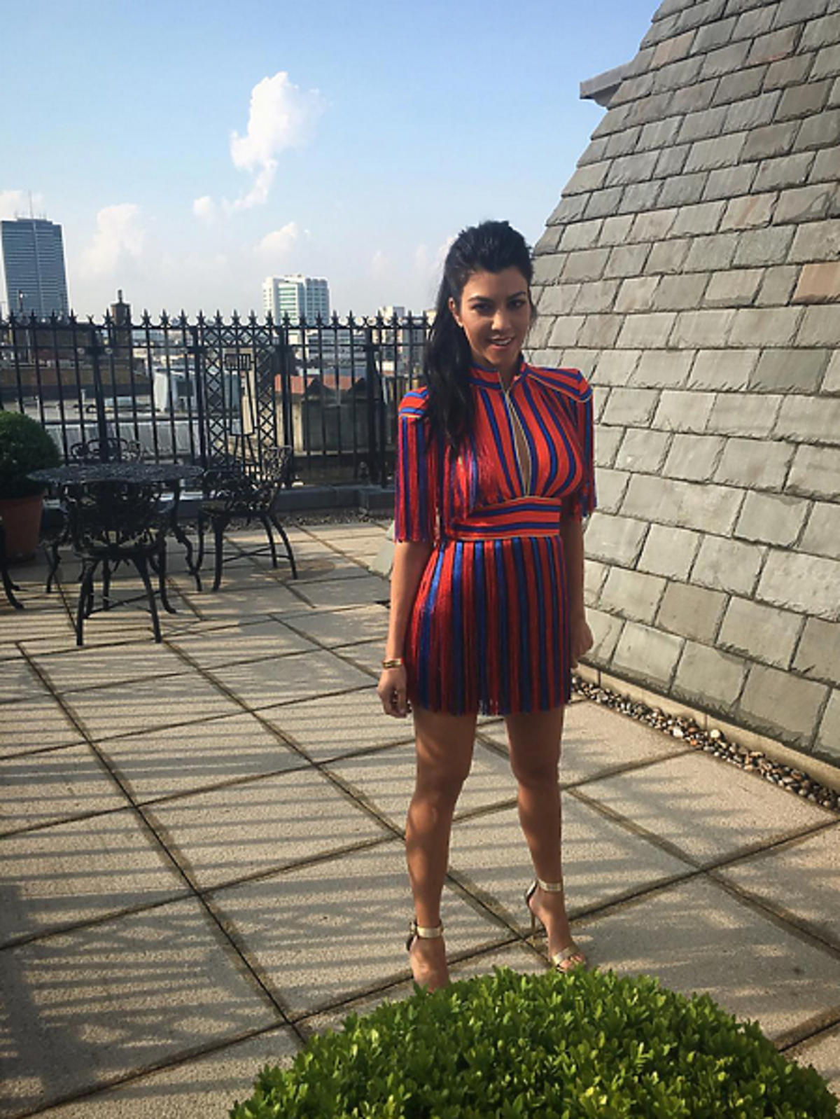 Kourtney Kardashian w sukience Elisabetty Franchi w Londynie