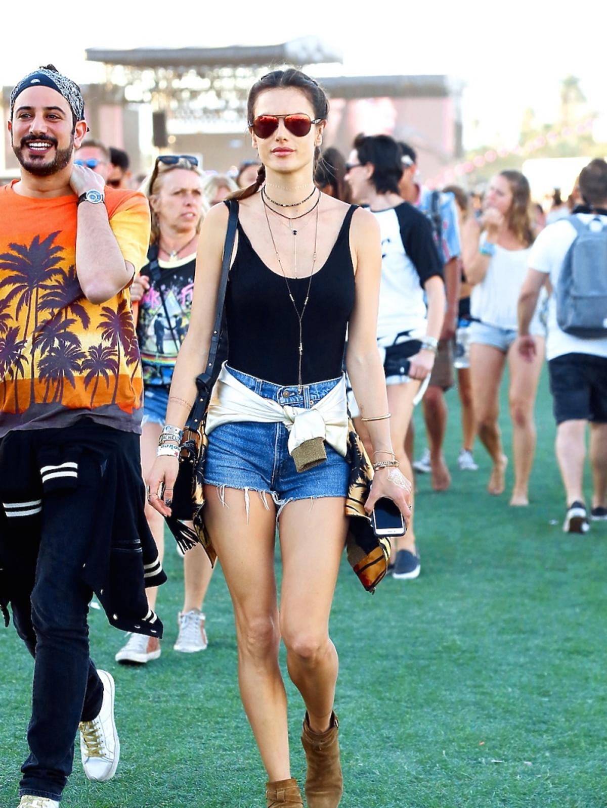 Modna stylizacja Alessandry Ambrosio z dżinsowymi szortami i czarnym topem na festiwalu Coachella 2016
