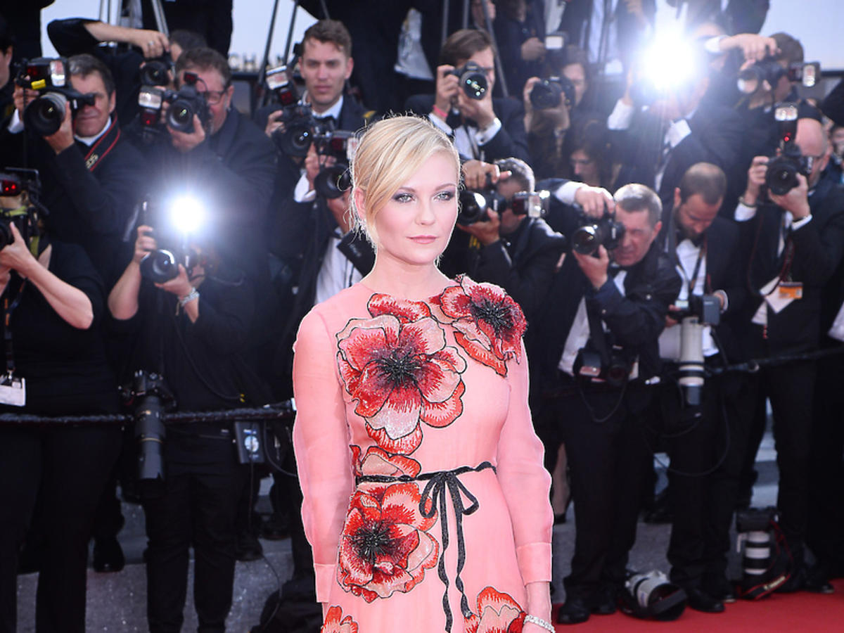 Modna stylizacja Kirsten Dunst z różową suknią Gucci na festiwalu w Cannes 2016
