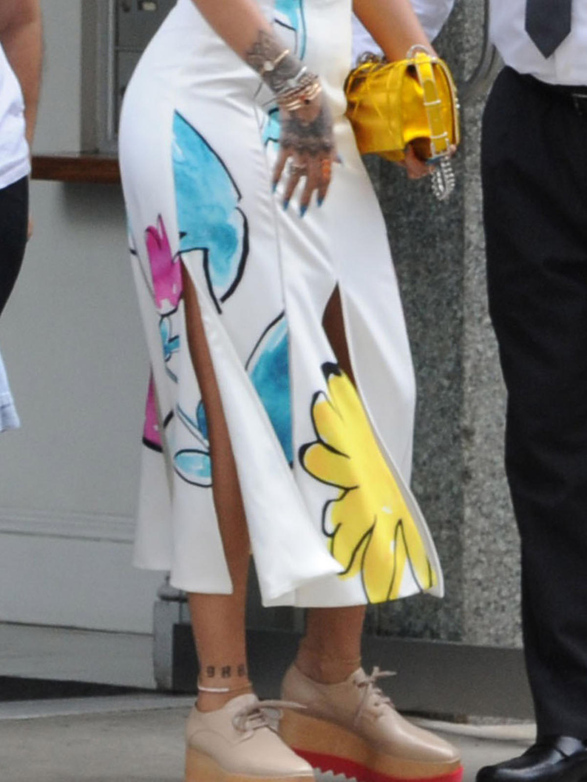 Modna stylizacja Rihanny z sukienką marki Adam Selman, torebką Dior i butami Stella McCartney