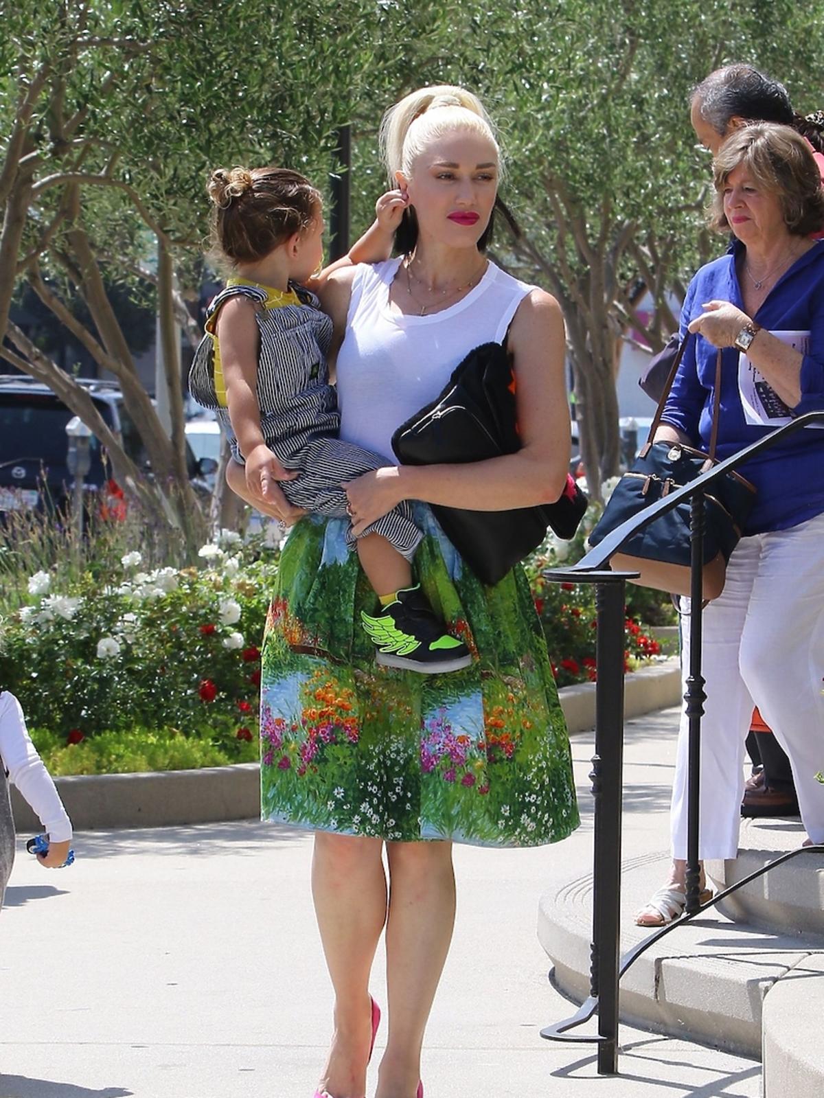 Odważna, kolorowa stylizacja Gwen Stefani w drodze do kościoła
