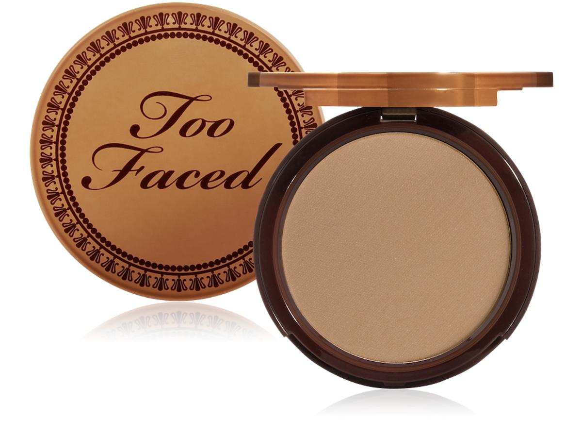Piaskowy puder brązujący marki Too Faced w okrągłym kompakcie