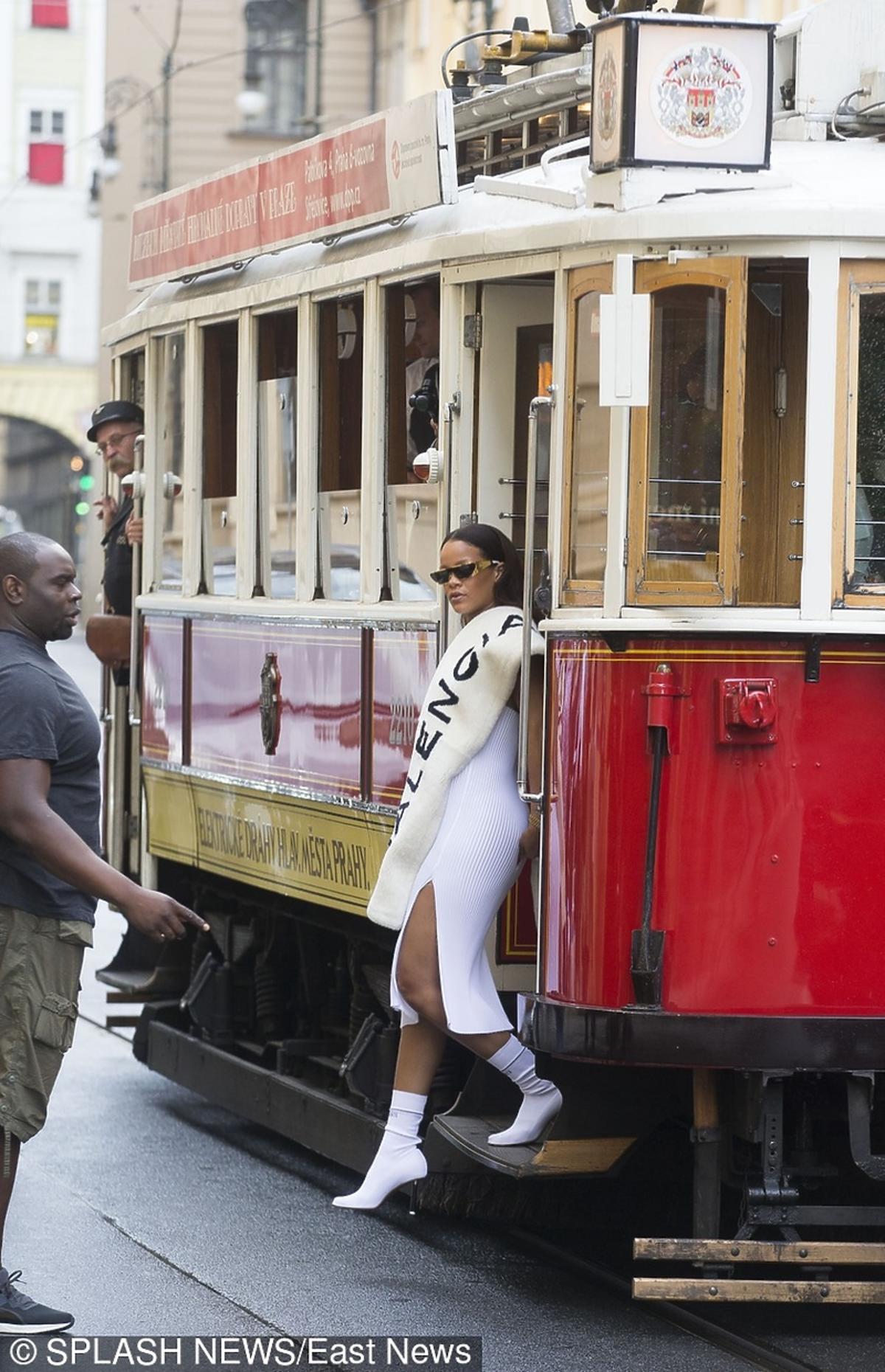Rihanna spaceruje i jedzie tramwajem po Pradze