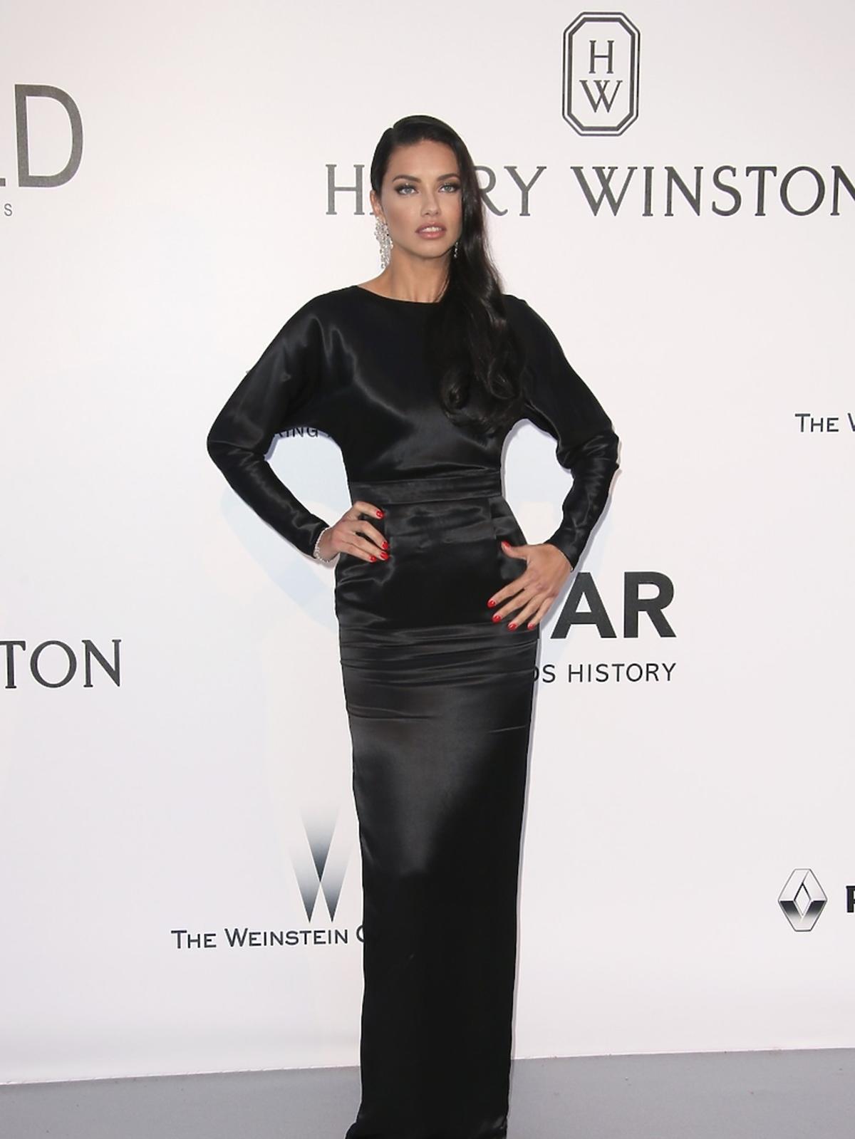 Seksowna Adriana Lima na gali amfAR w Cannes