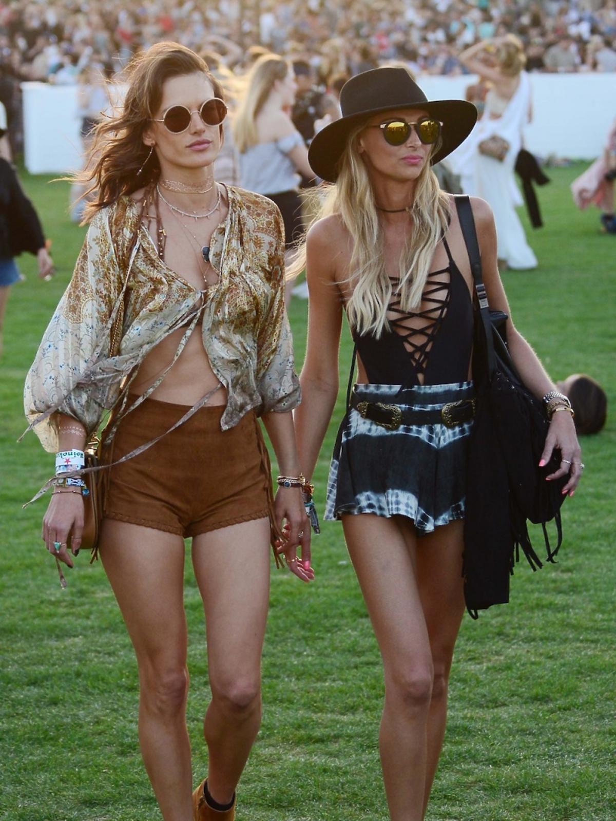 Stylowa Alessandra Ambrosio w zamszowych szortach i zwiewnej bluzce na festiwalu Coachella 2016