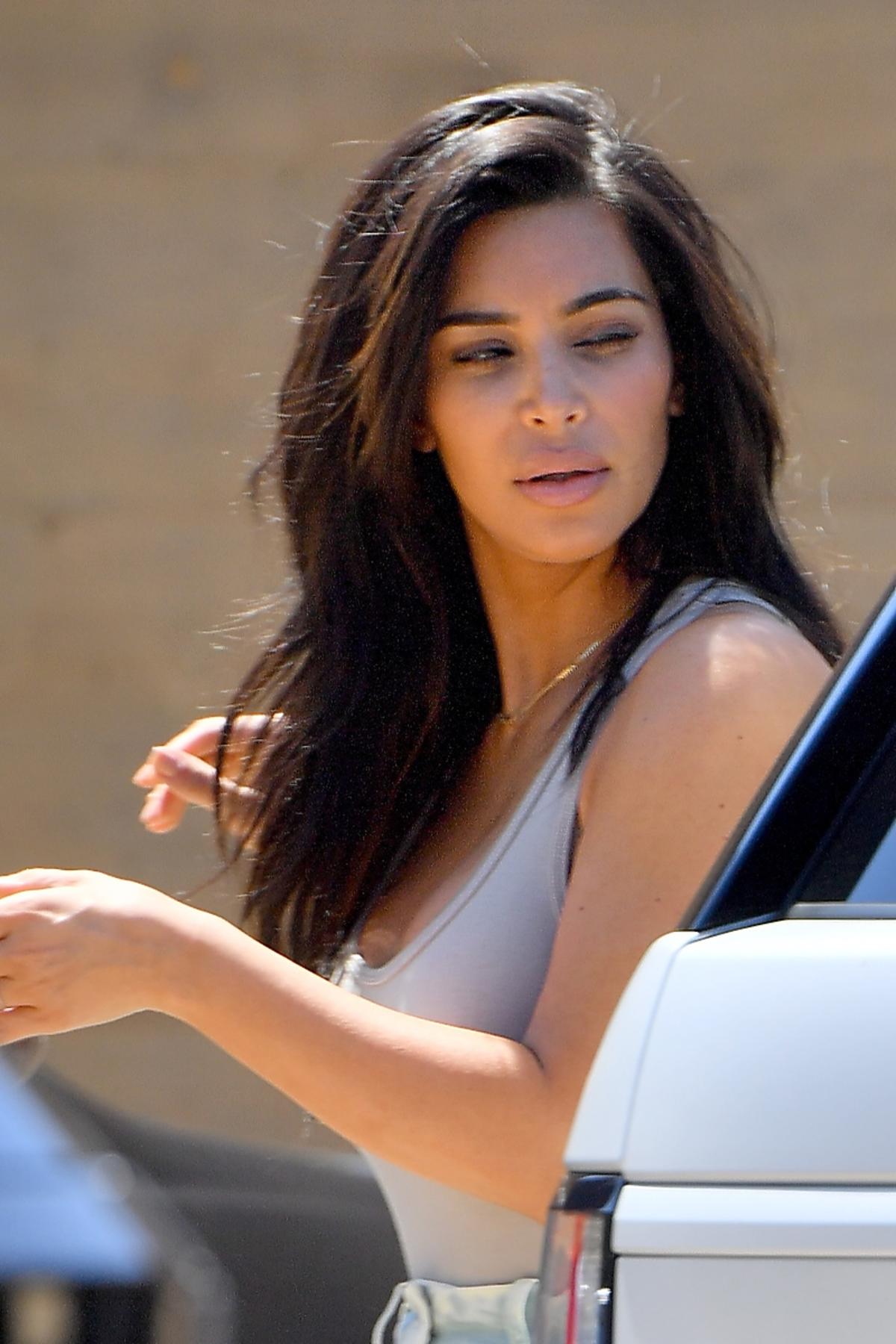 Zaspana Kim Kardashian w ciasnej mini i obcisłym topie