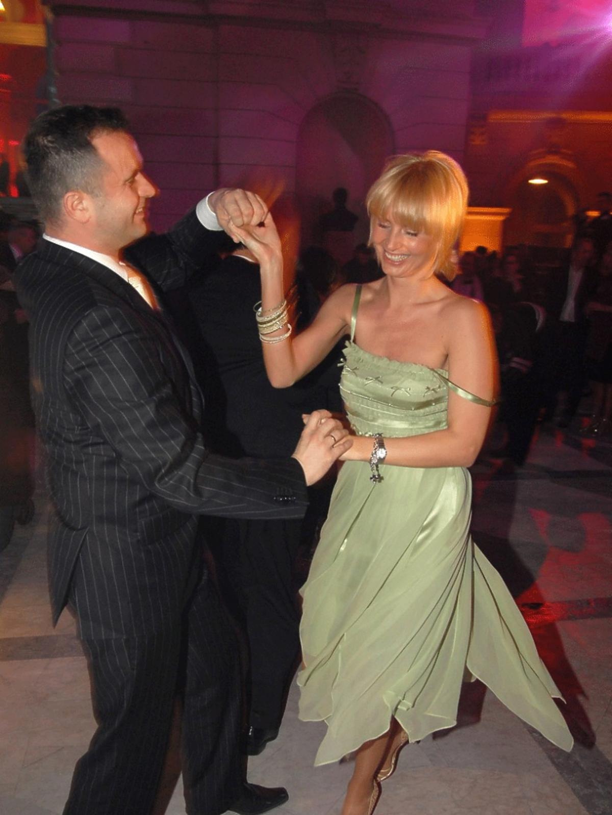 Agnieszka Szulim tańczy w zielonej sukience na Balu Dziennikarzy 2006 rok