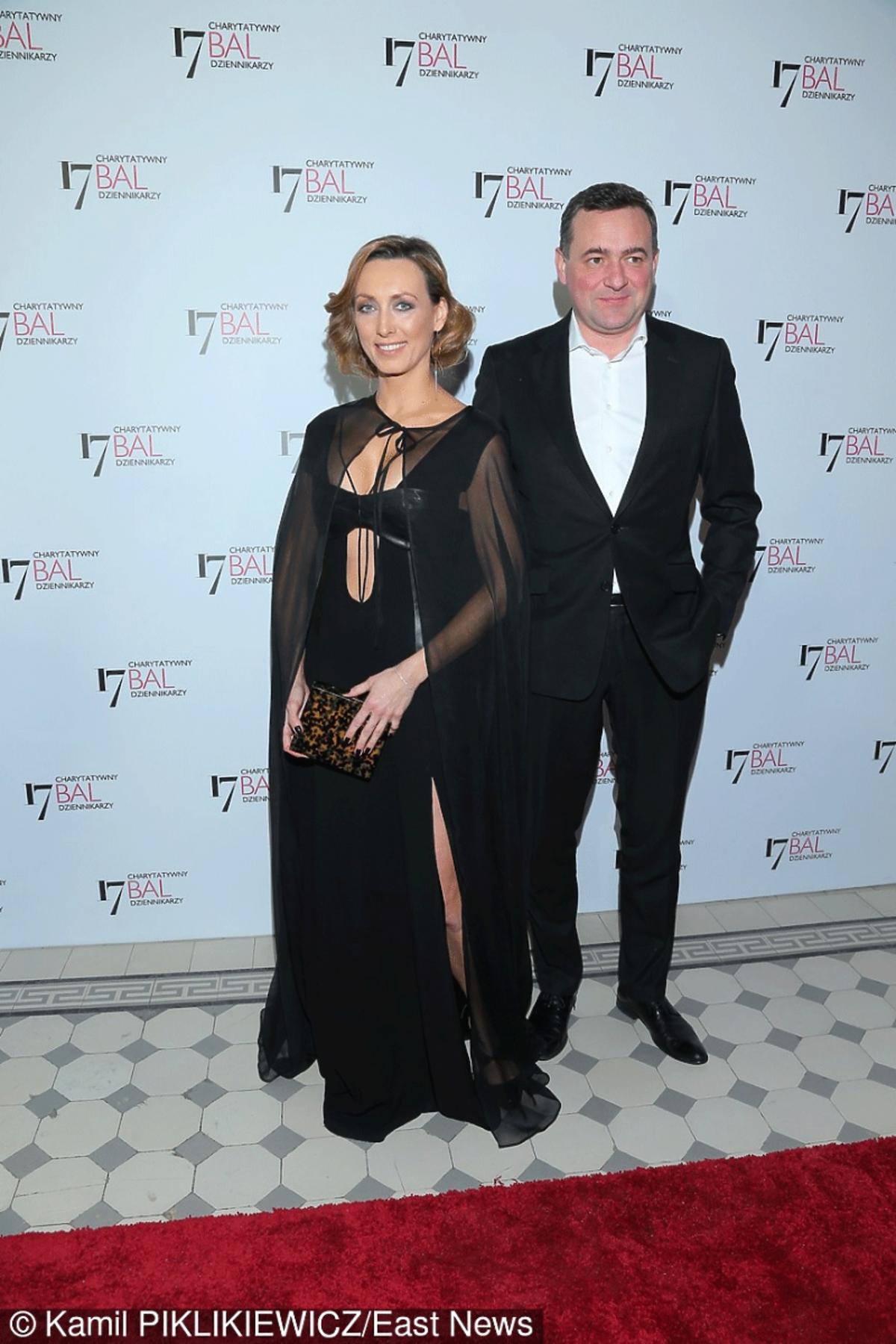 Anna Kalczyńska w czarnej sukience pozuje do zdjęć z mężem
