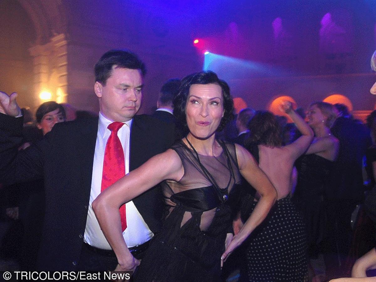 Danuta Stenka w czarnej sukience tańczy na Balu Dziennikarzy 2006 rok