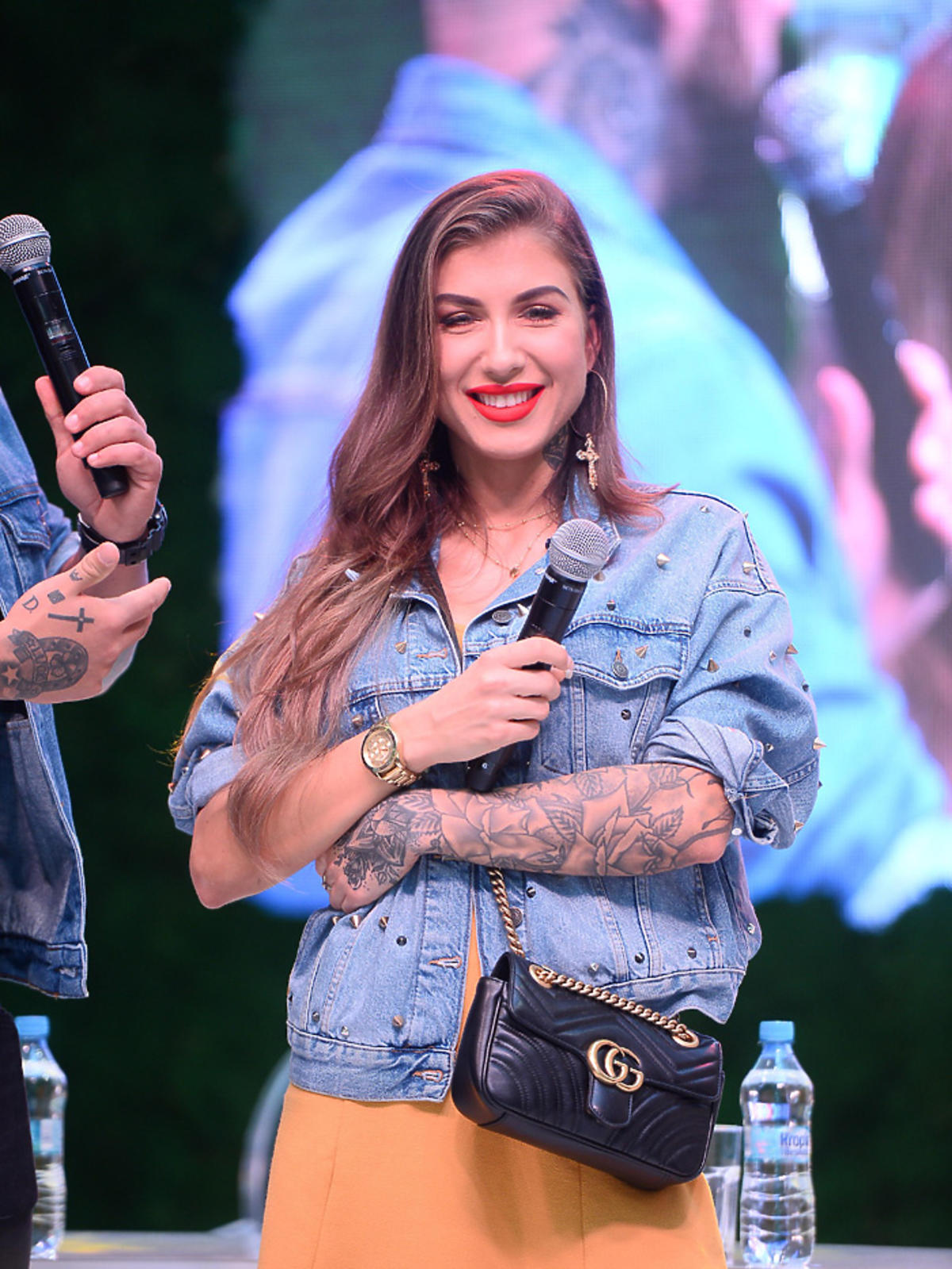 Deynn w dżinsowej kurtce na otwarciu Galerii Północnej