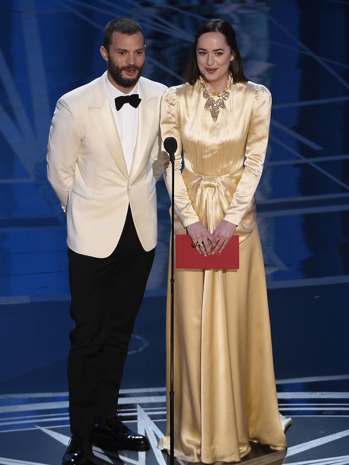 Jamie Dornan i Dakota Johnson na scenie podczas Oscarów 2017