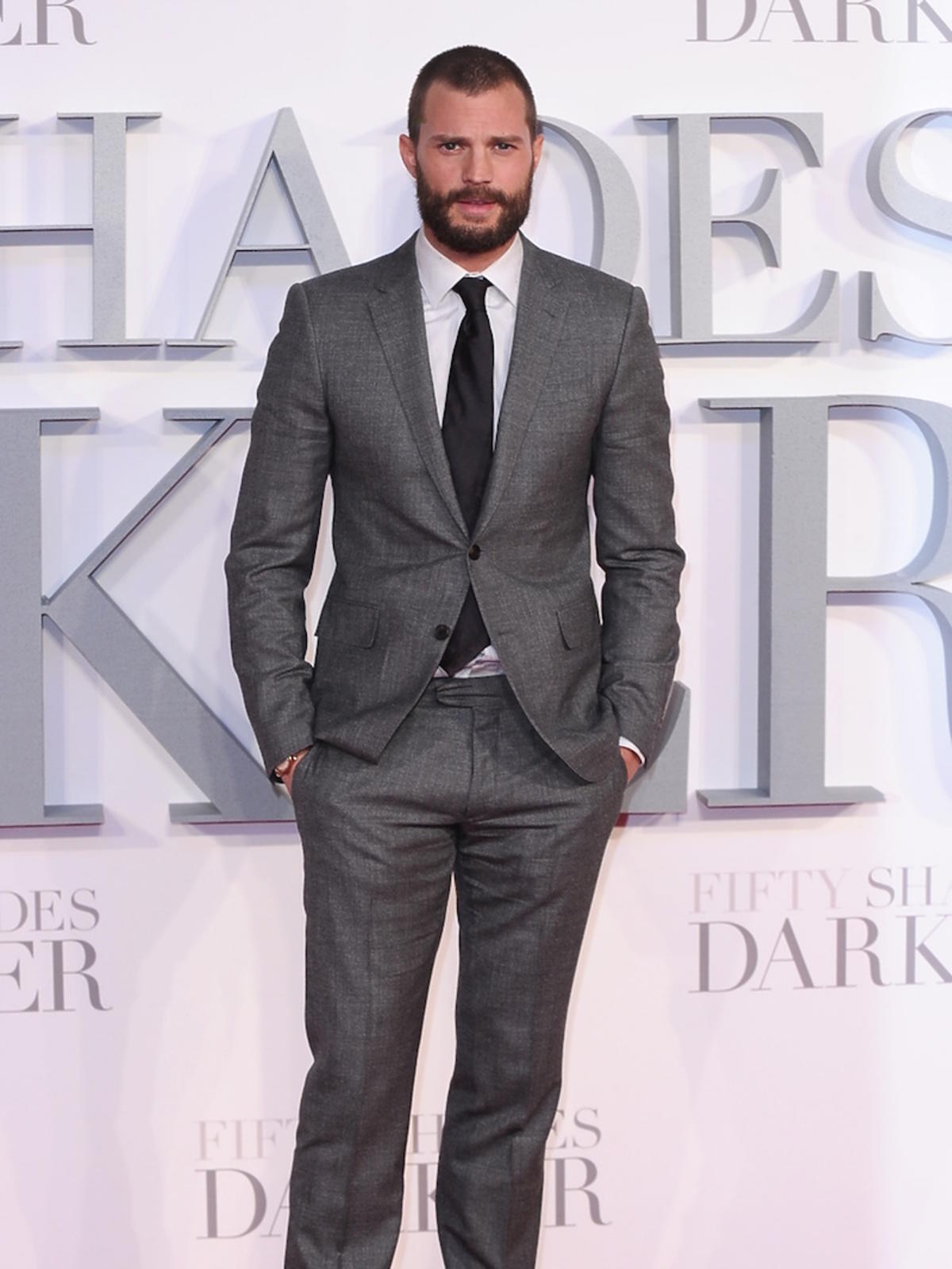 Jamie Dornan w Londynie na premierze Ciemniejszej strony Greya w szarym garniturze