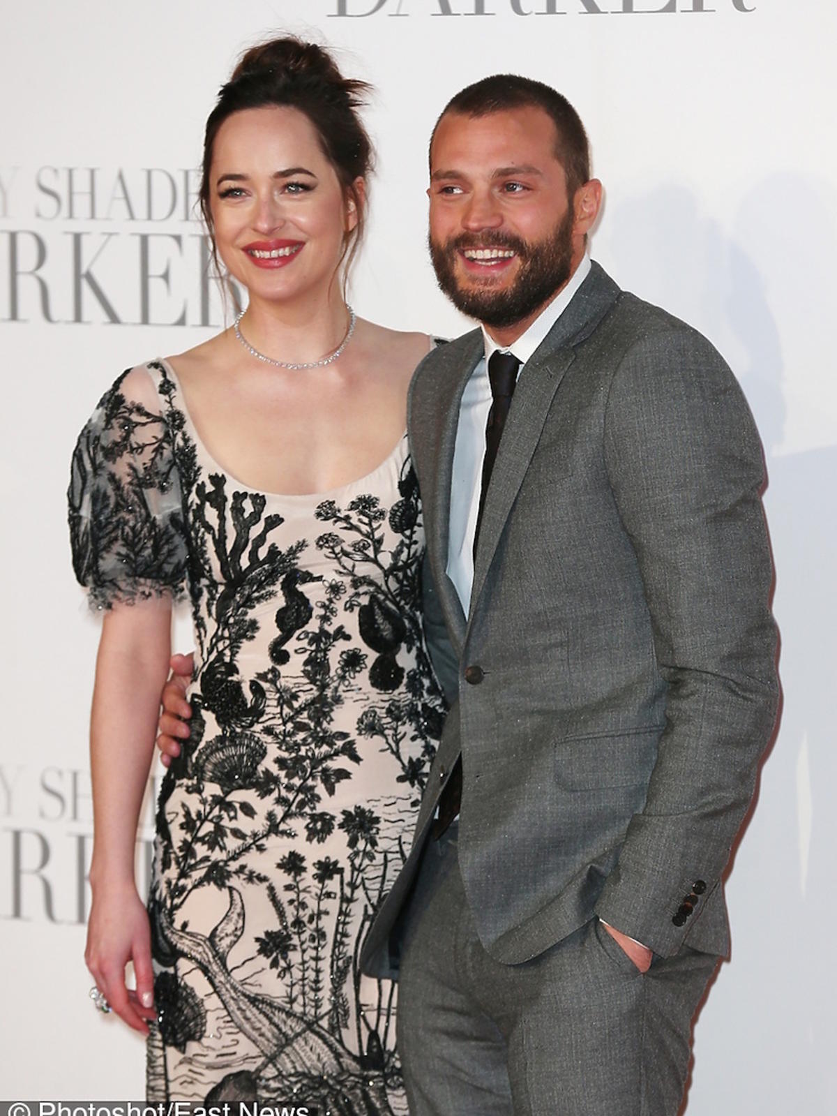 Jamie Dornan w szarym garniturze w Londynie na premierze