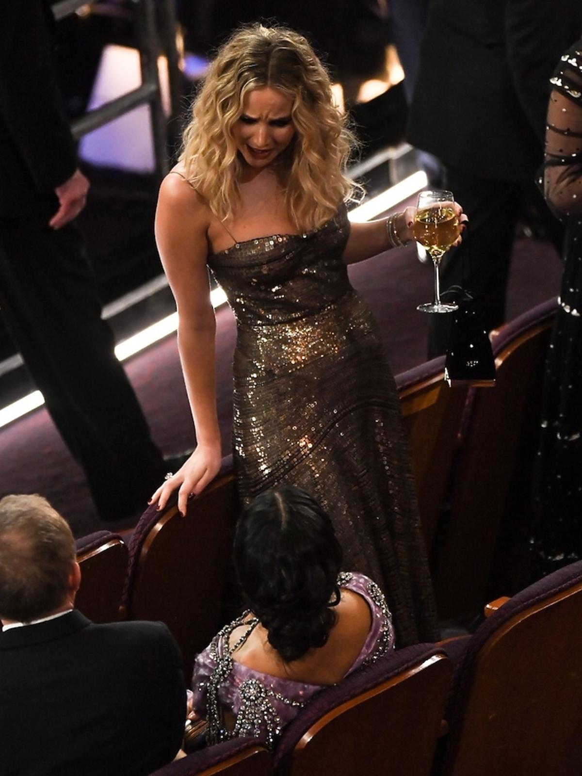 Jennifer Lawrence z kieliszkiem wina na Oscarach 2018