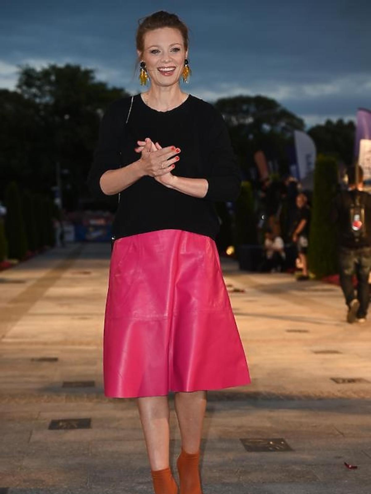 Magdalena Boczarska w różowej spódnicy pozuje do zdjęć w Międzyzdrojach
