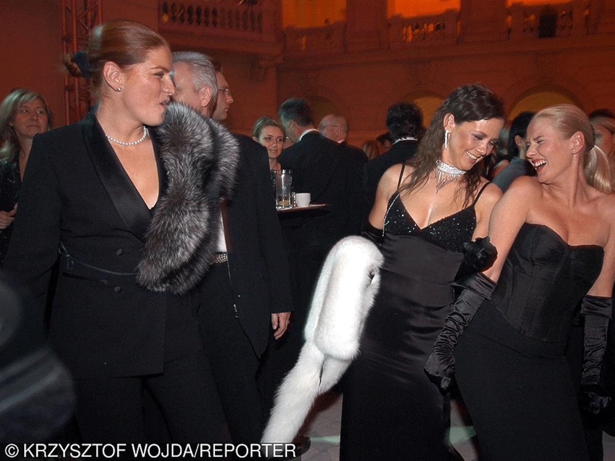 Hanna Lis, Kinga Rusin w czarnych sukienkach na Balu Dziennikarzy 2004 rok