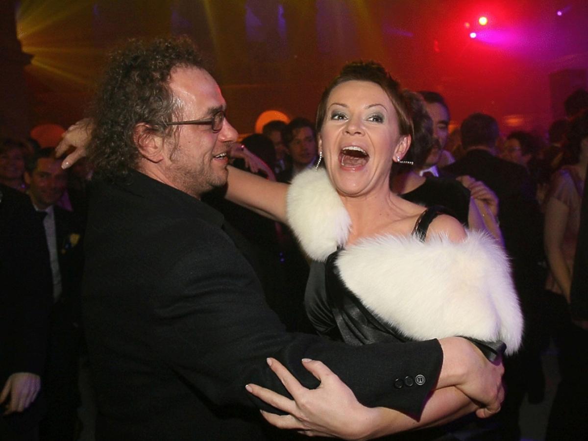 Justyna Pochanke w czarnej sukience z białym futerkiem na Balu Dziennikarzy 2006 rok