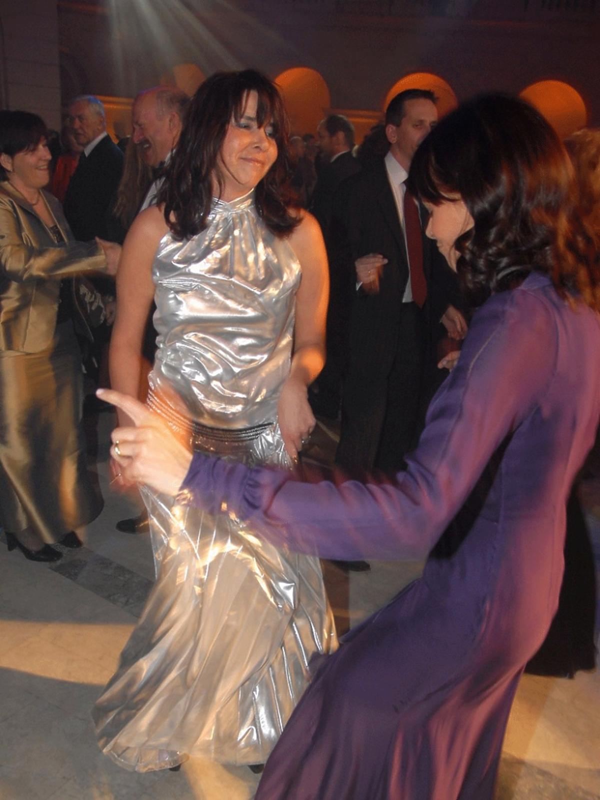 Katarzyna Kolenda-Zaleska tańczy w srebrnej sukni na Balu Dziennikarzy 2006 rok