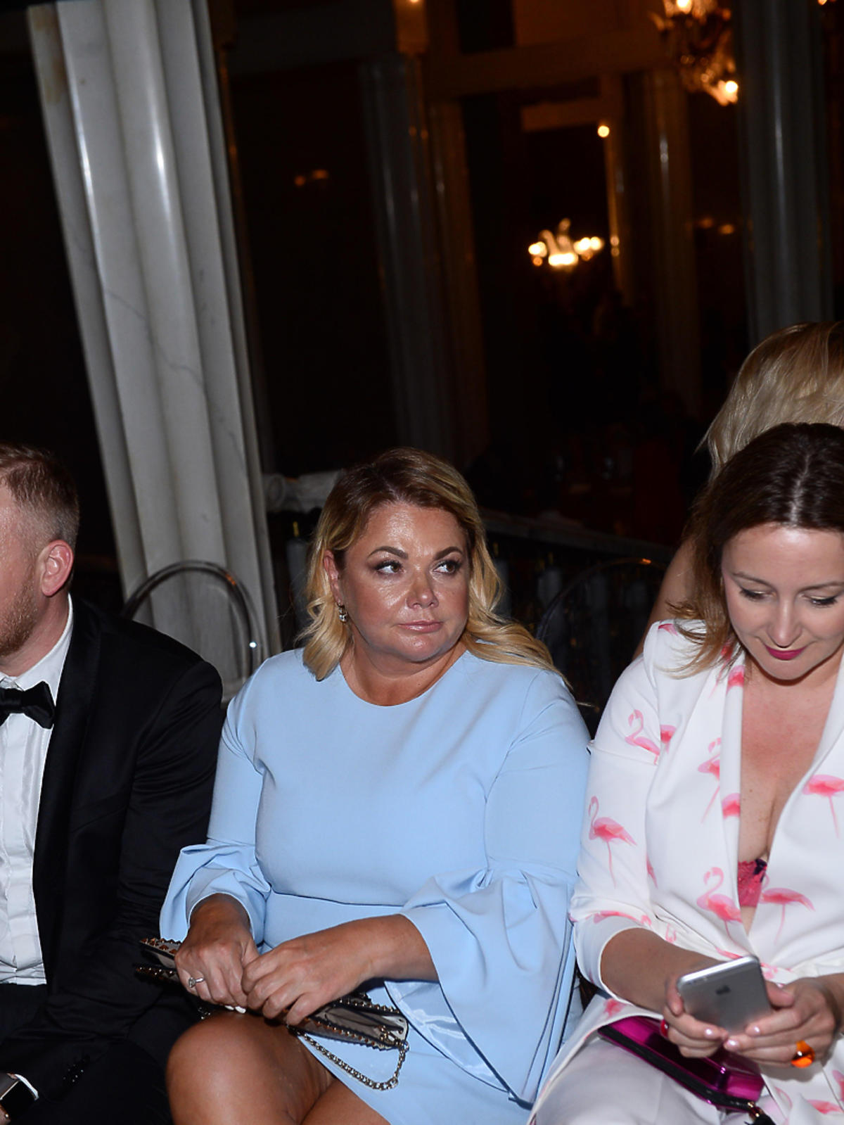 Katarzyna Niezgoda w niebieskiej sukience na pokazie mody
