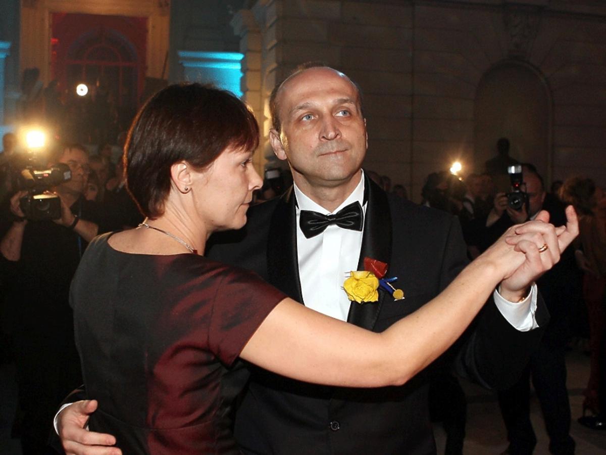 Kazimierz Marcinkiewicz w smokingu z żoną na Balu Dziennikarzy 2006 rok