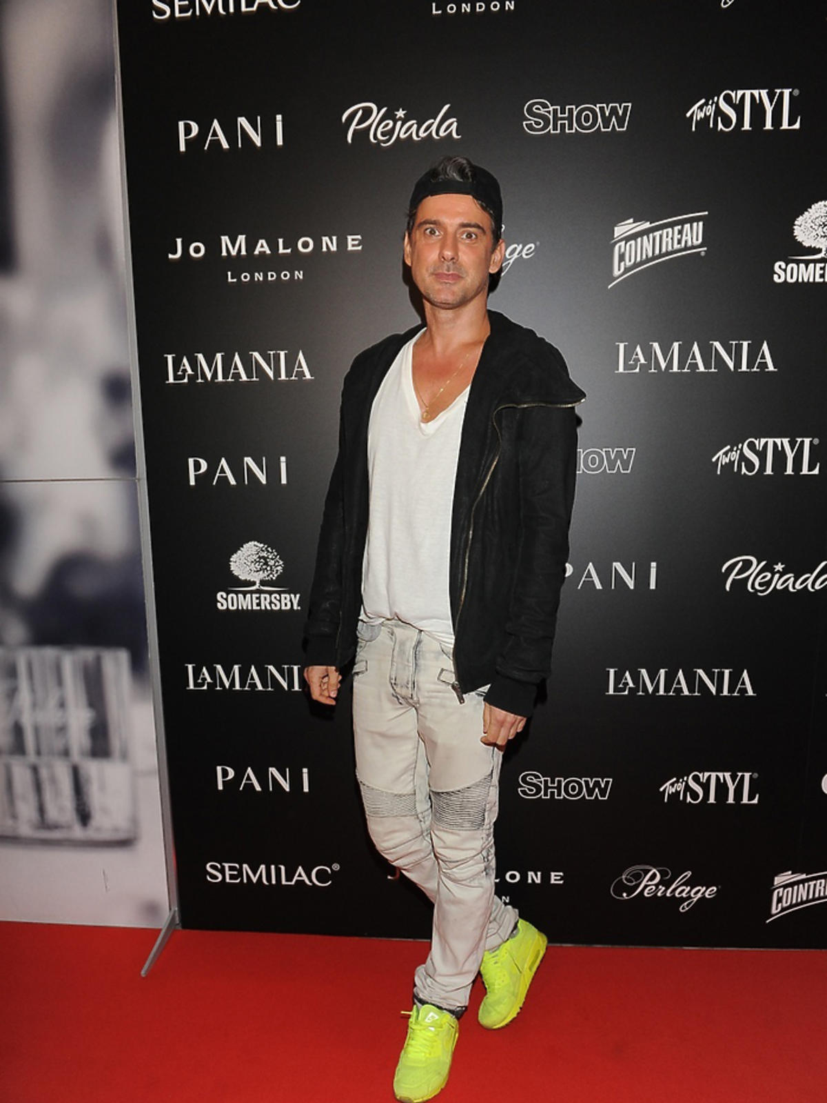 Marcin Tyszka pozuje do zdjęć na imprezie La Mania