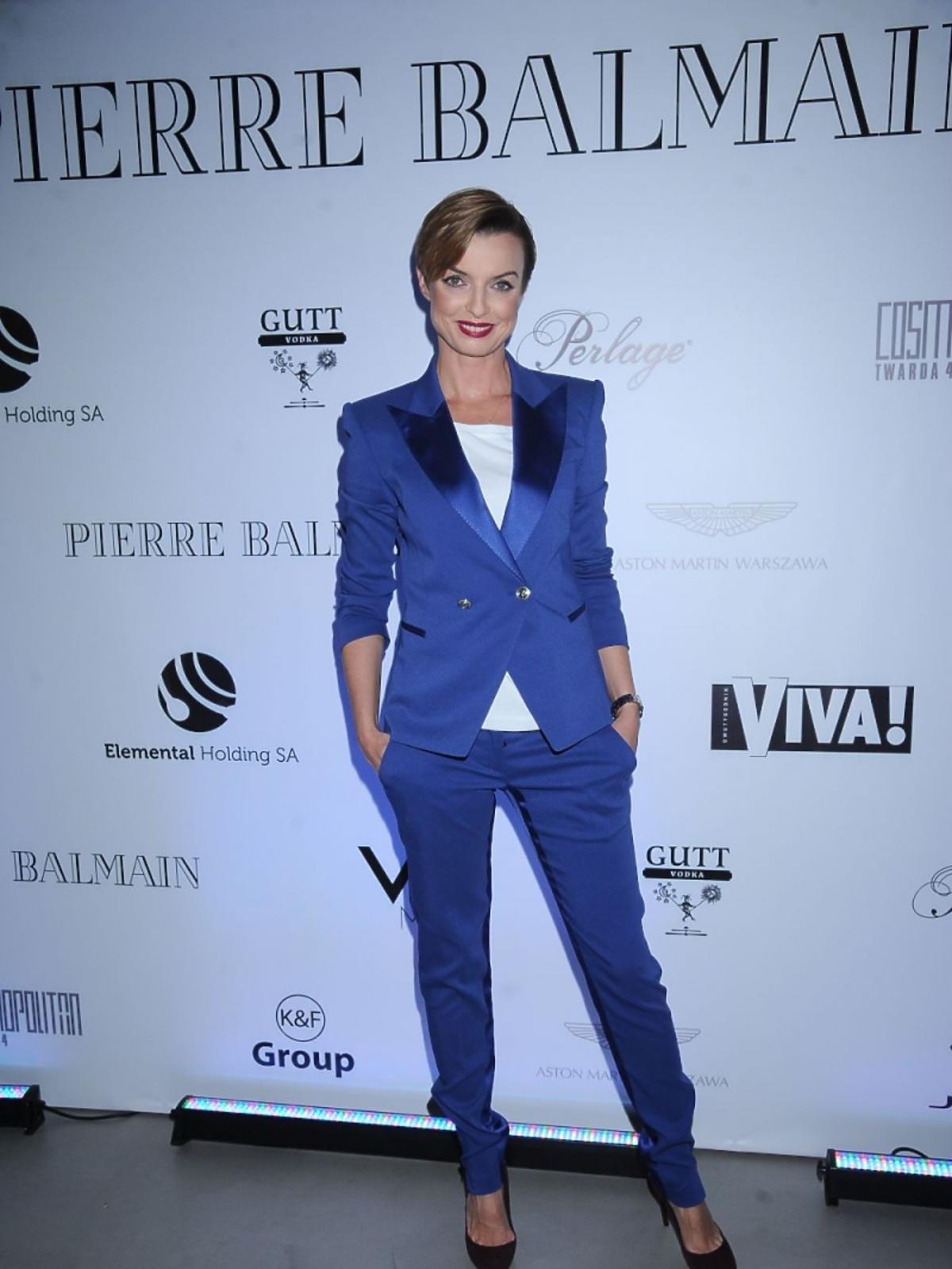 Katarzyna Sokołowska w niebieskim garniturze na prezentacji Balmain