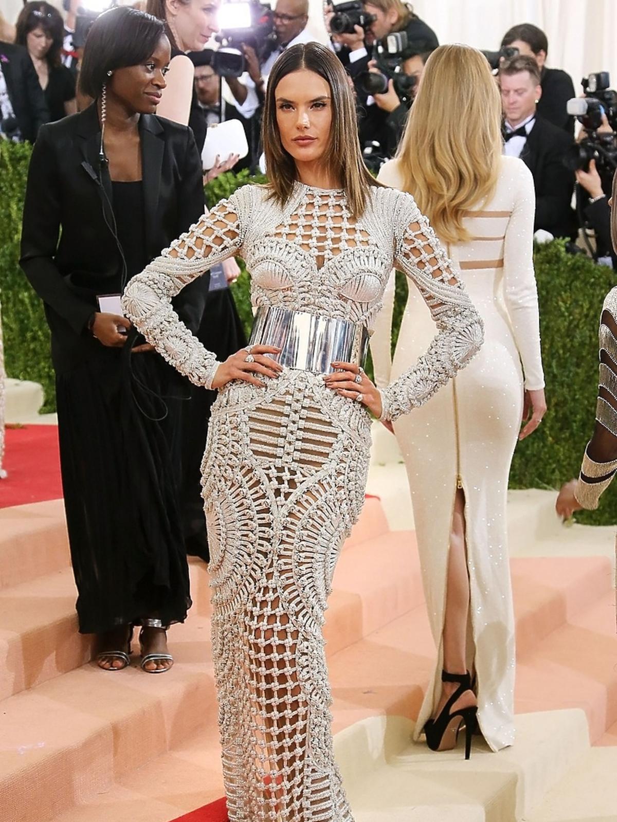 Alessandra Ambrosio na MET Gala 2016 w Nowym Jorku