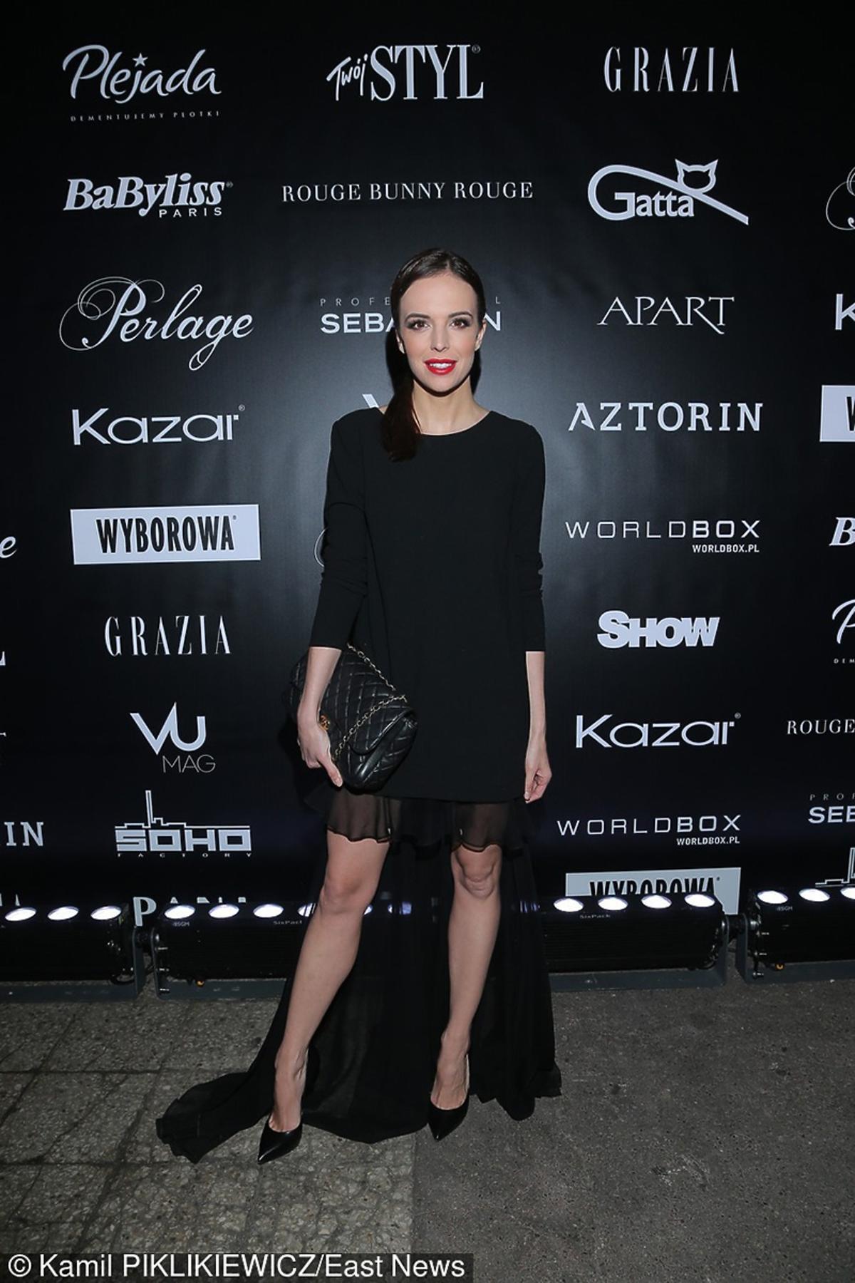Anna Wendzikowska w czarnej seksowniej sukience na pokazie mody