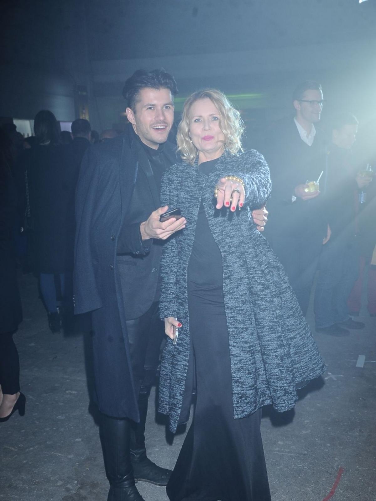 Grażyna Szapołowska w czarnej, satynowej sukience na pokazie Tomasza Ossolińskiego