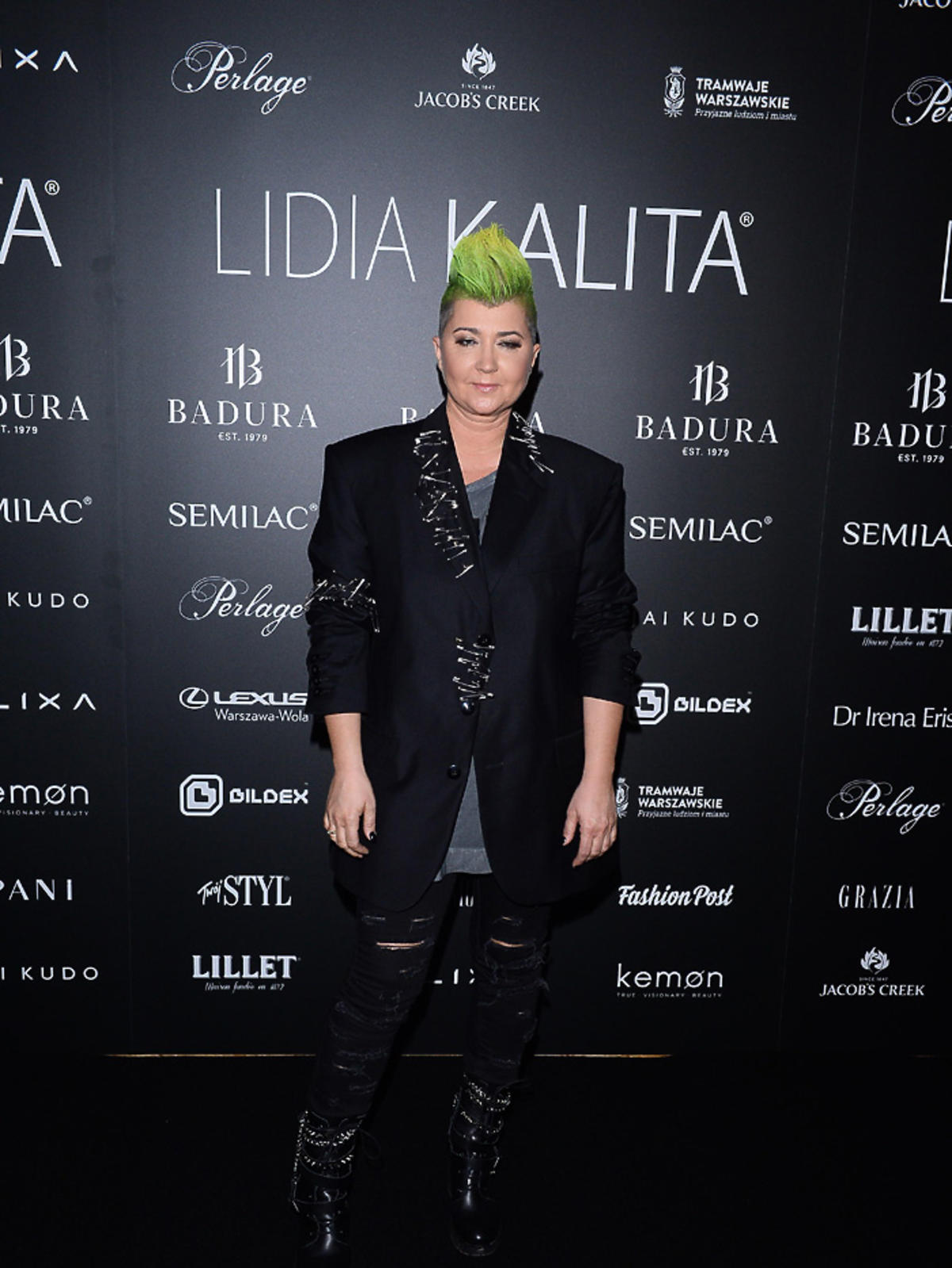 Lidia Kalita w zielonych włosach na swoim pokazie mody 
