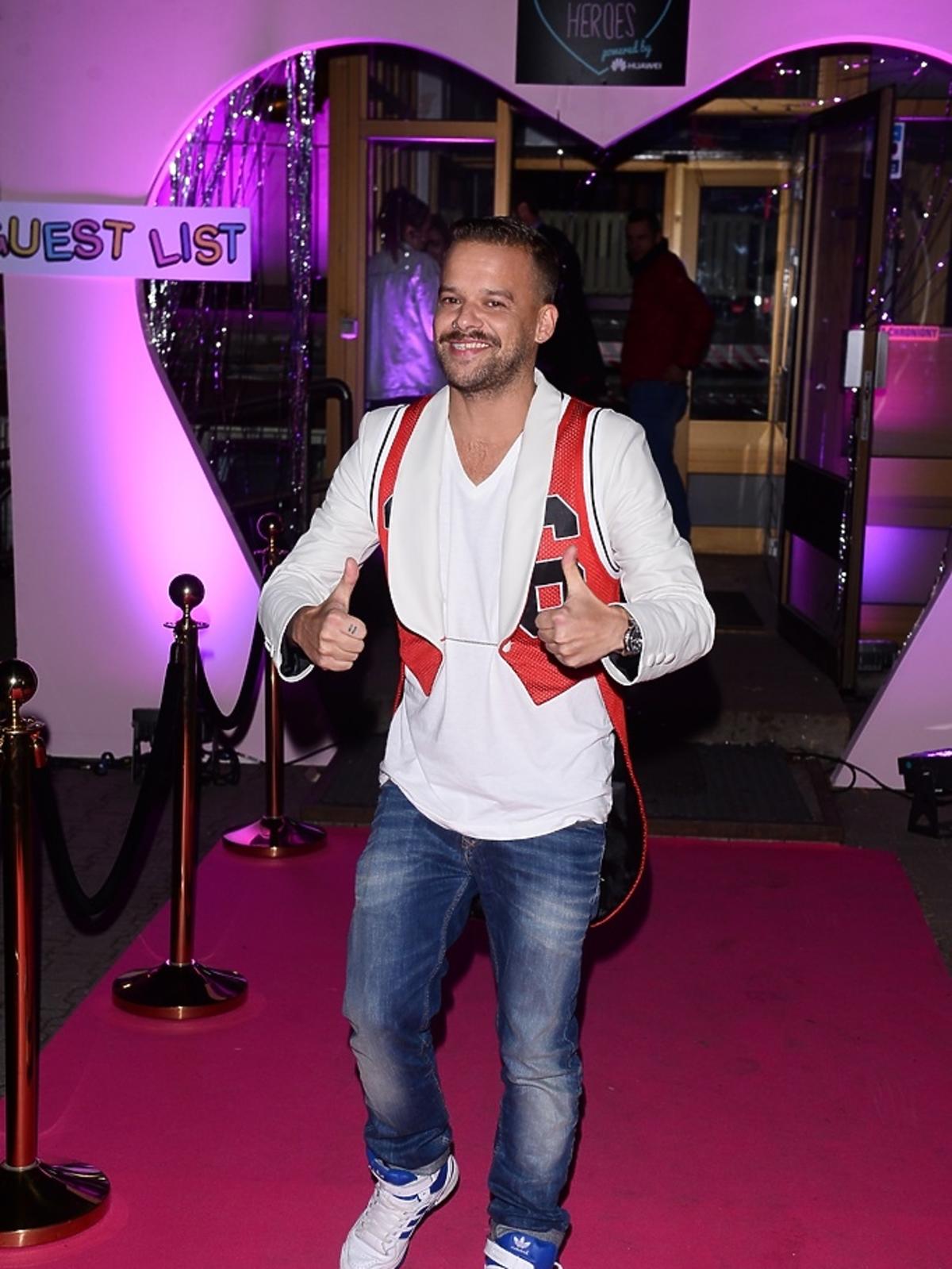 Michał Piróg w białej koszuli