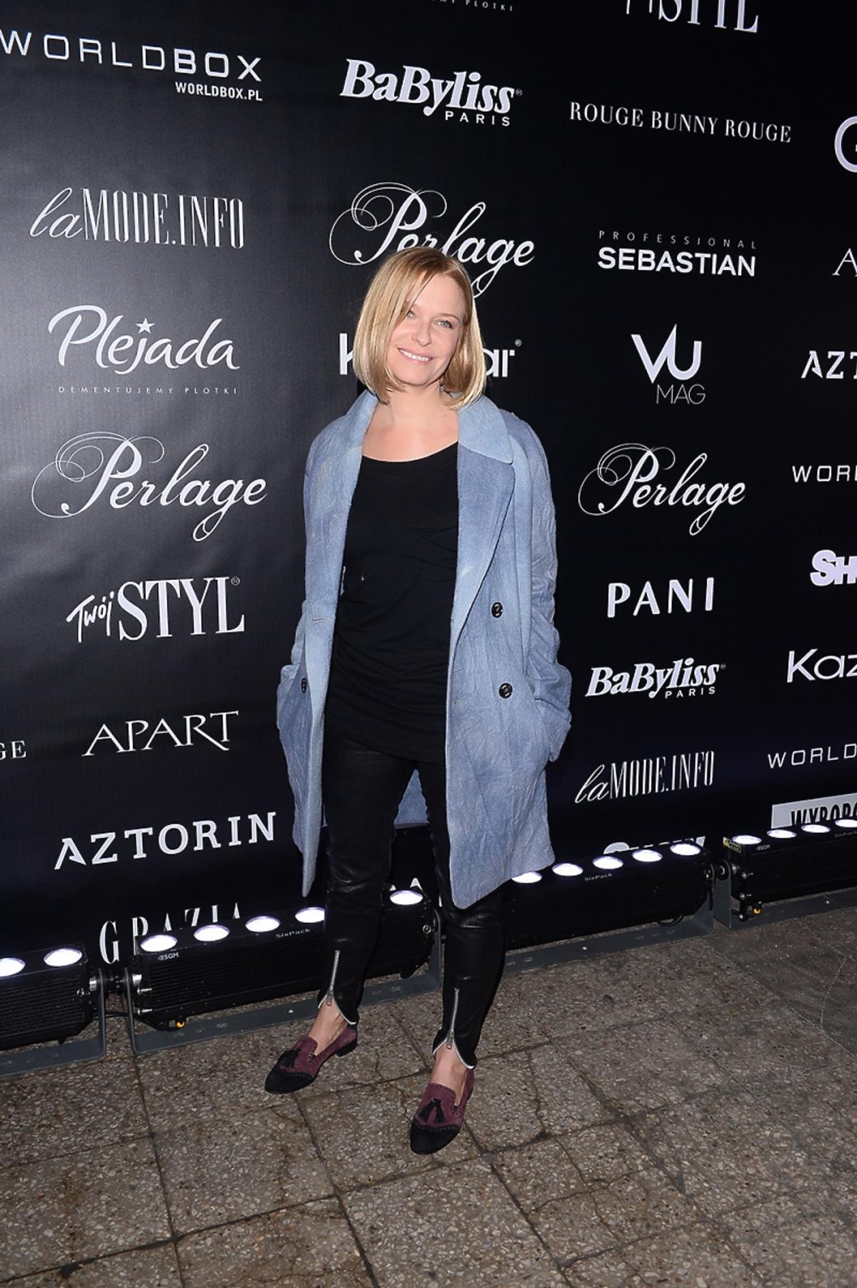Paulina Młynarska w niebieskim płaszczu na pokazie mody