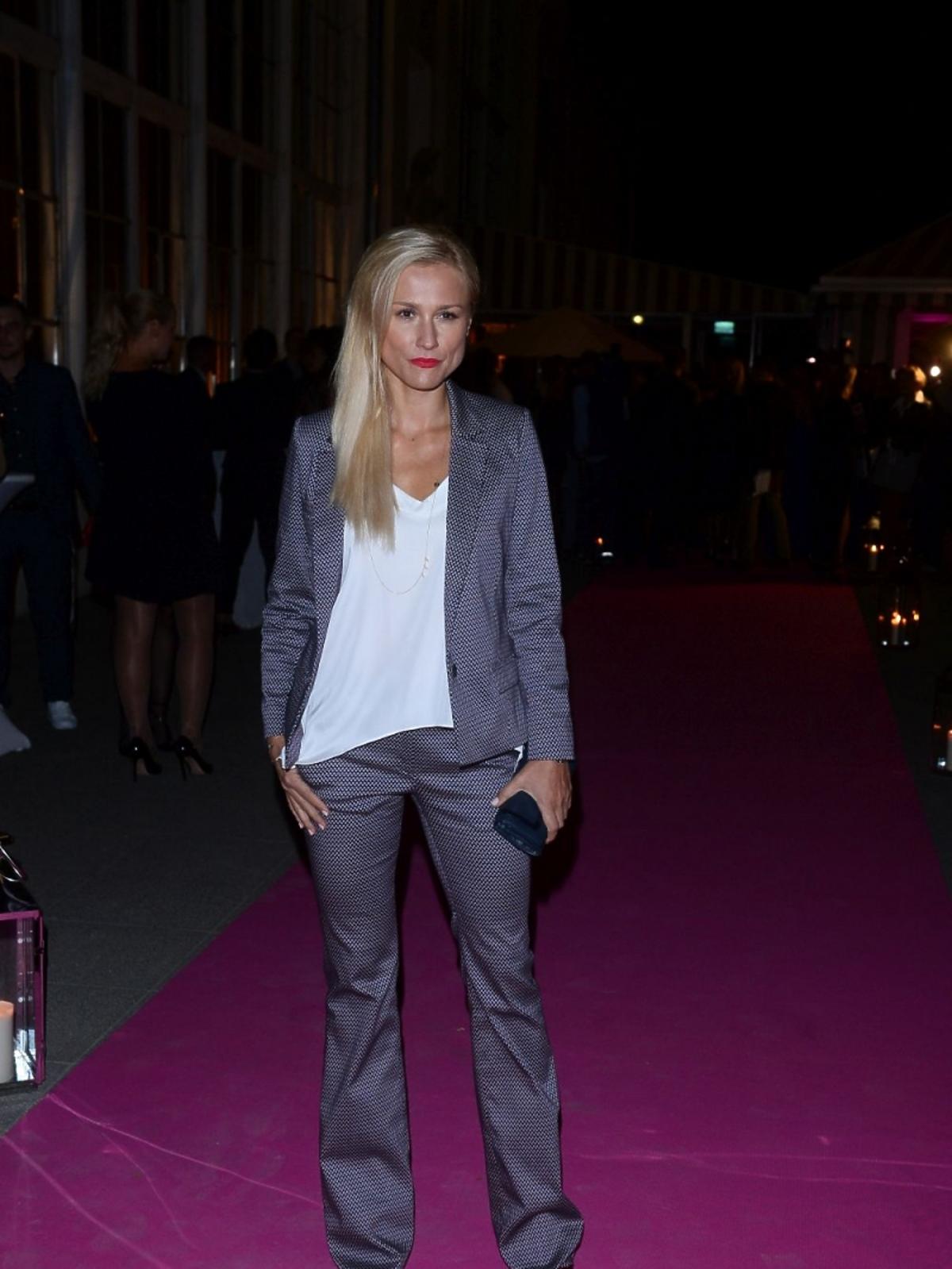 Sylwia Arnesen w garniturze