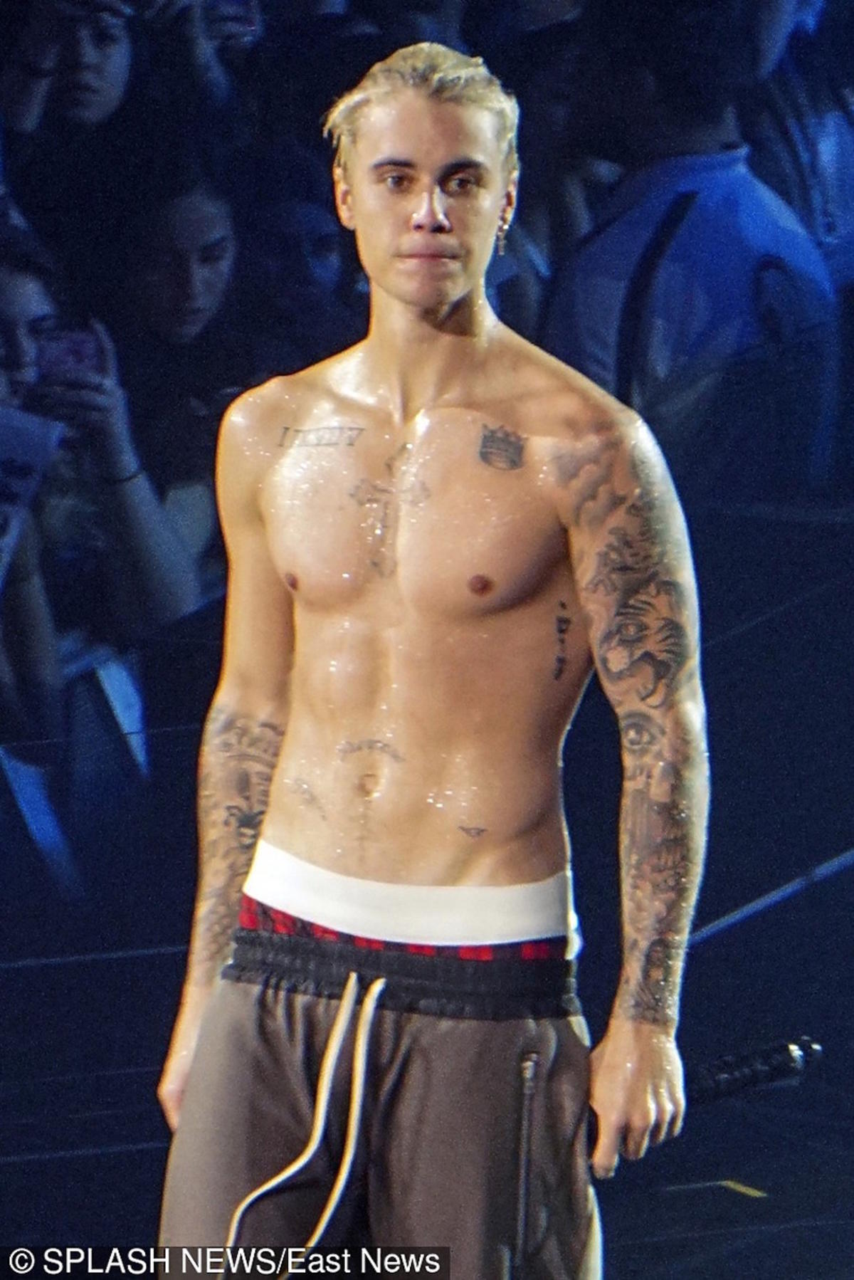Justin Bieber bez koszulki na scenie