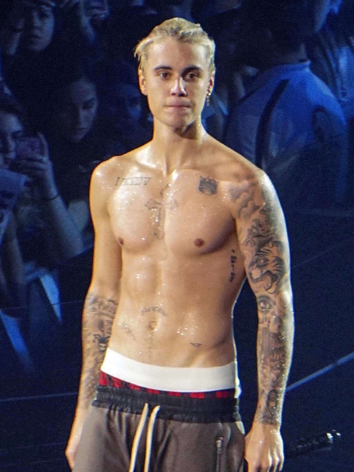 Justin Bieber bez koszulki na scenie