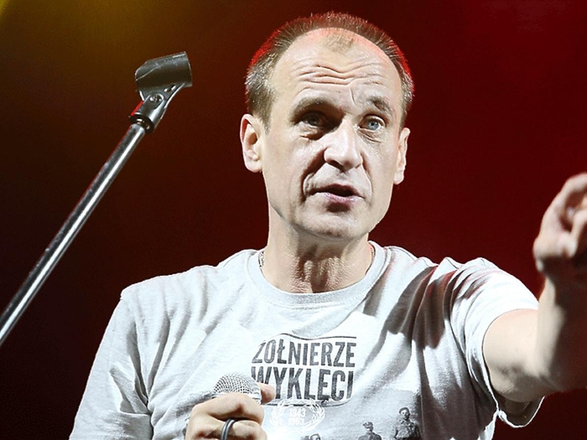 Paweł Kukiz na scenie z miktofonem