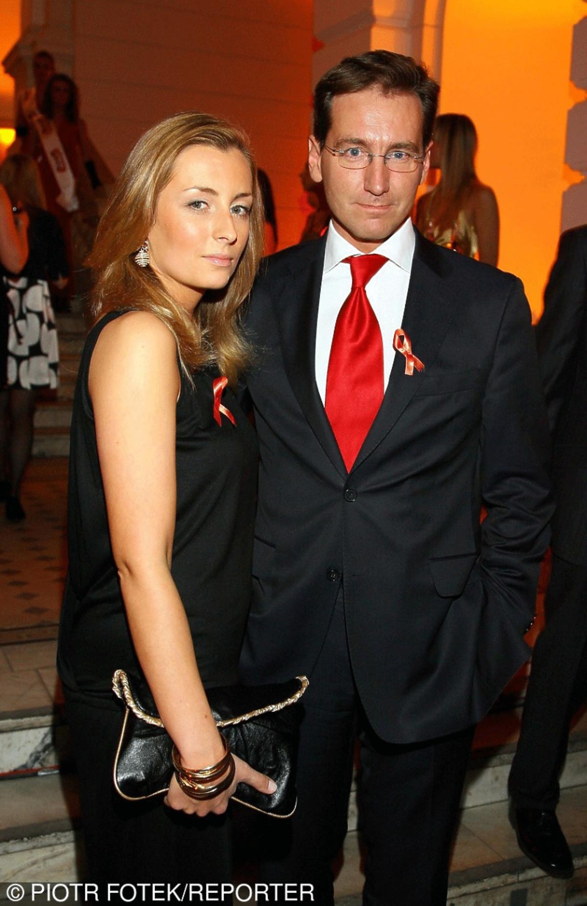 Piotr Kraśko w garniturze z czerwonym krawatem, Karolina Ferenstein z czarnej sukni