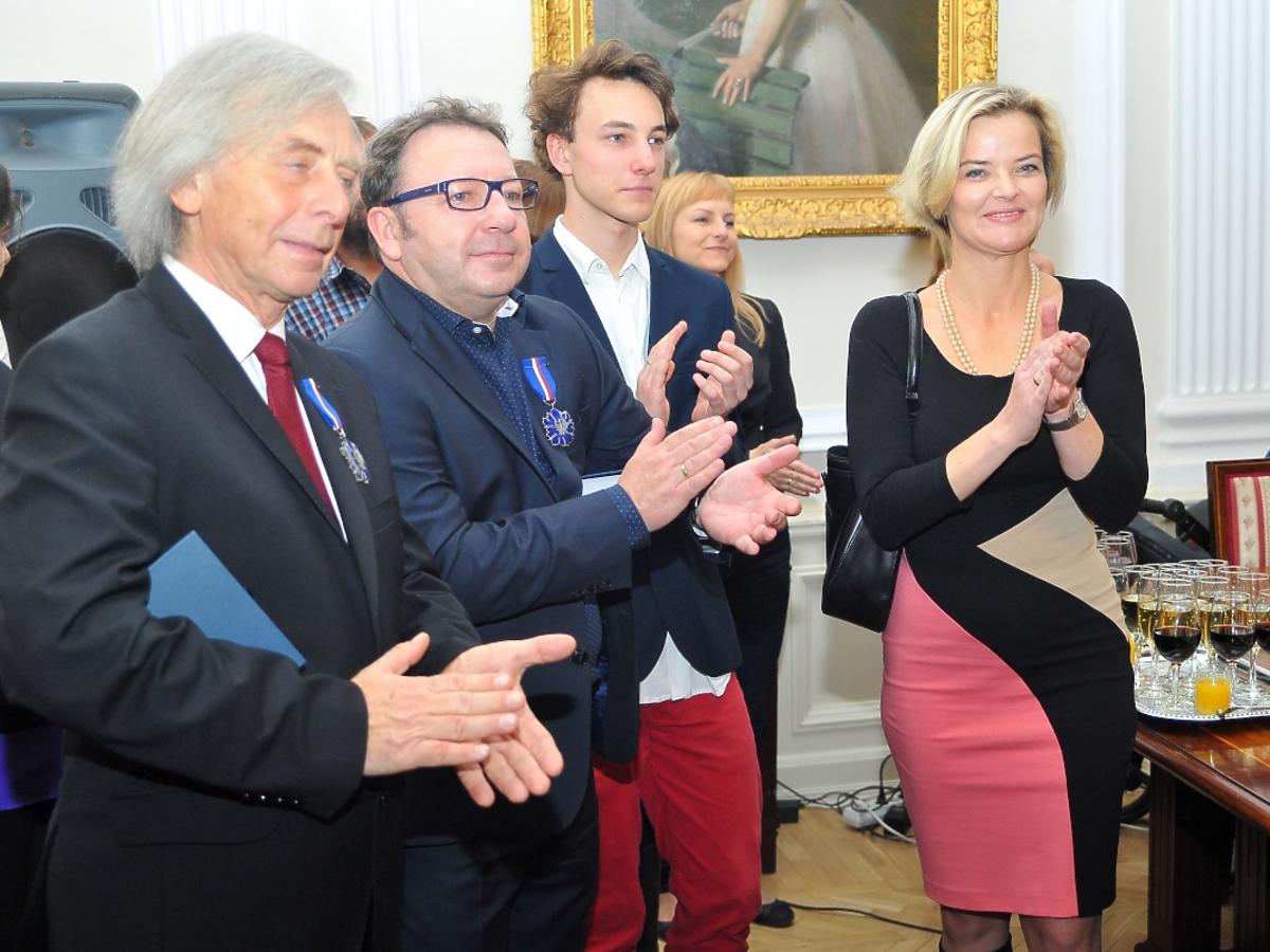 Zbigniew Zamachowski z żoną Moniką i synem Antonim na uroczystości w Ministerstwie Kultury