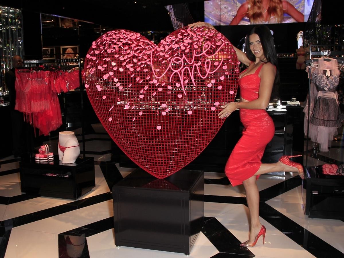 Adriana Lima w sklepie Victoria's Secret