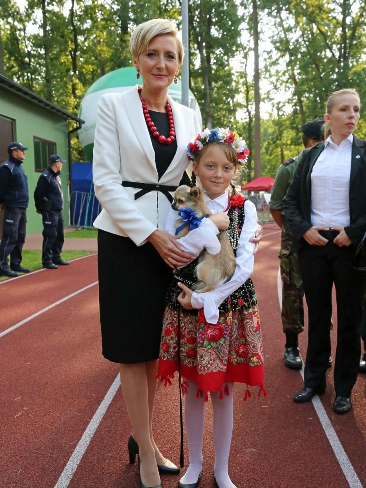 Agata Duda w czarnej sukience i białej marynarce