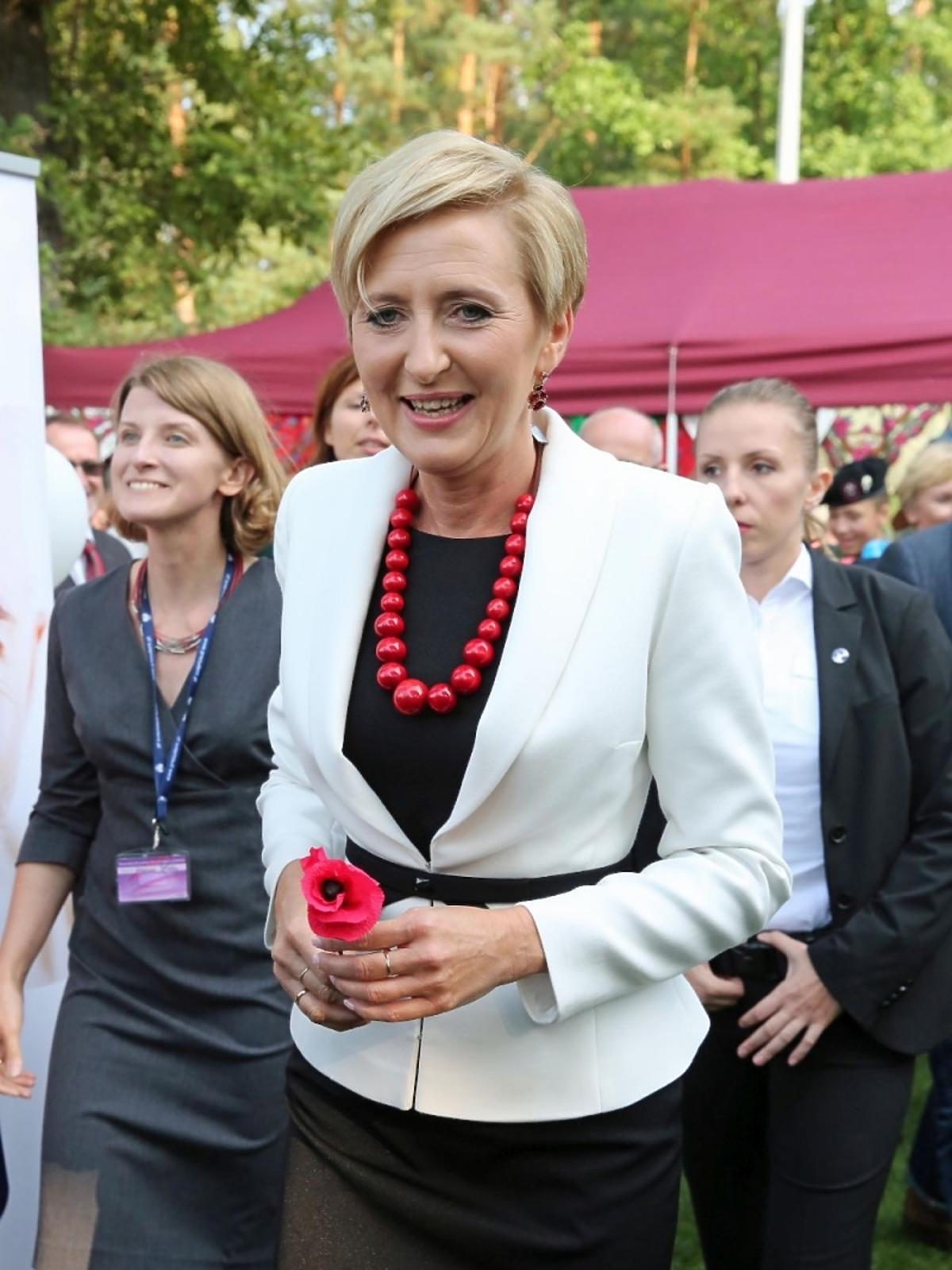 Agata Duda w czerwonych koralach