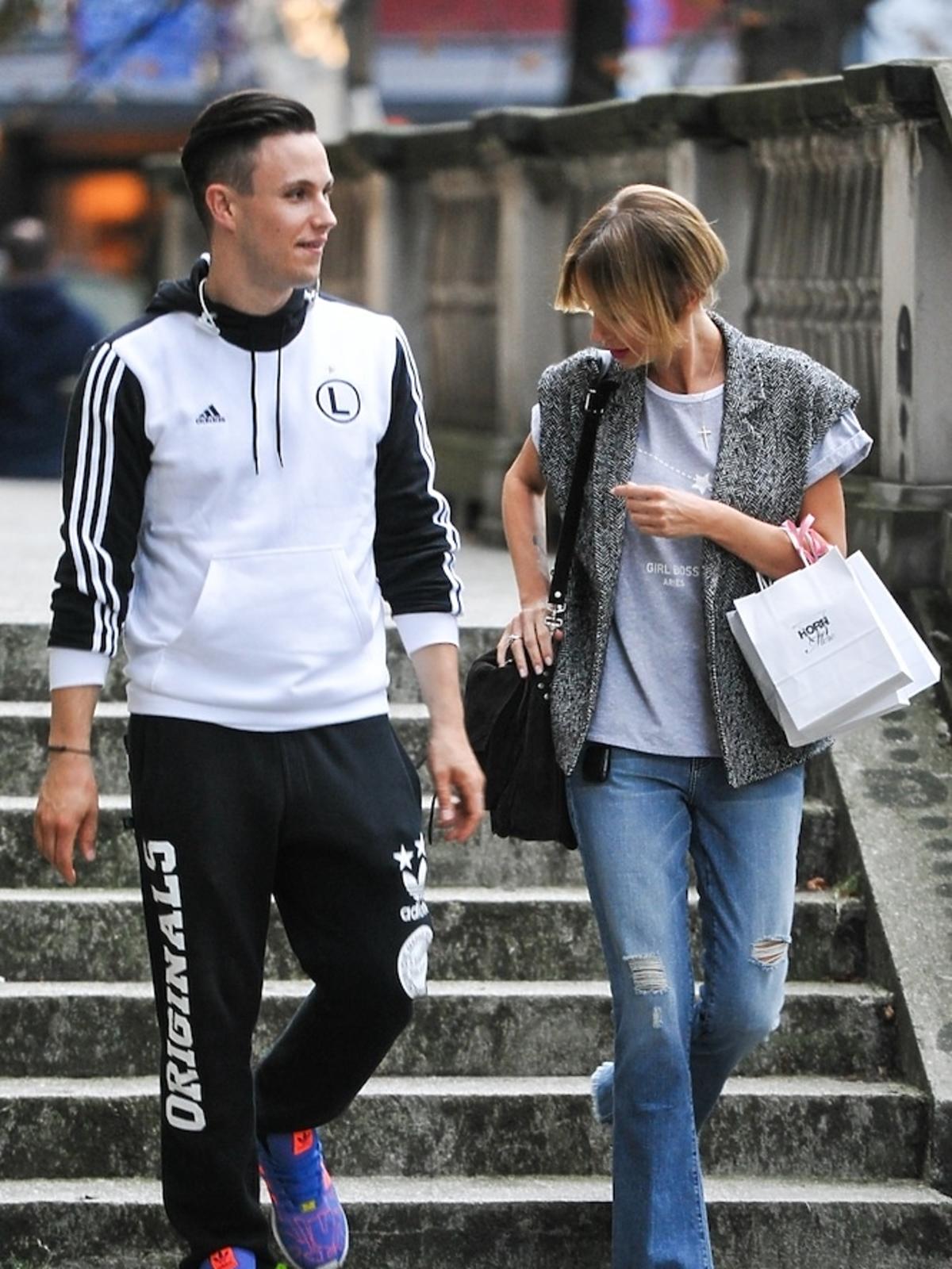 Agnieszka Szulim w kamizelece i dżinsach na ulicy