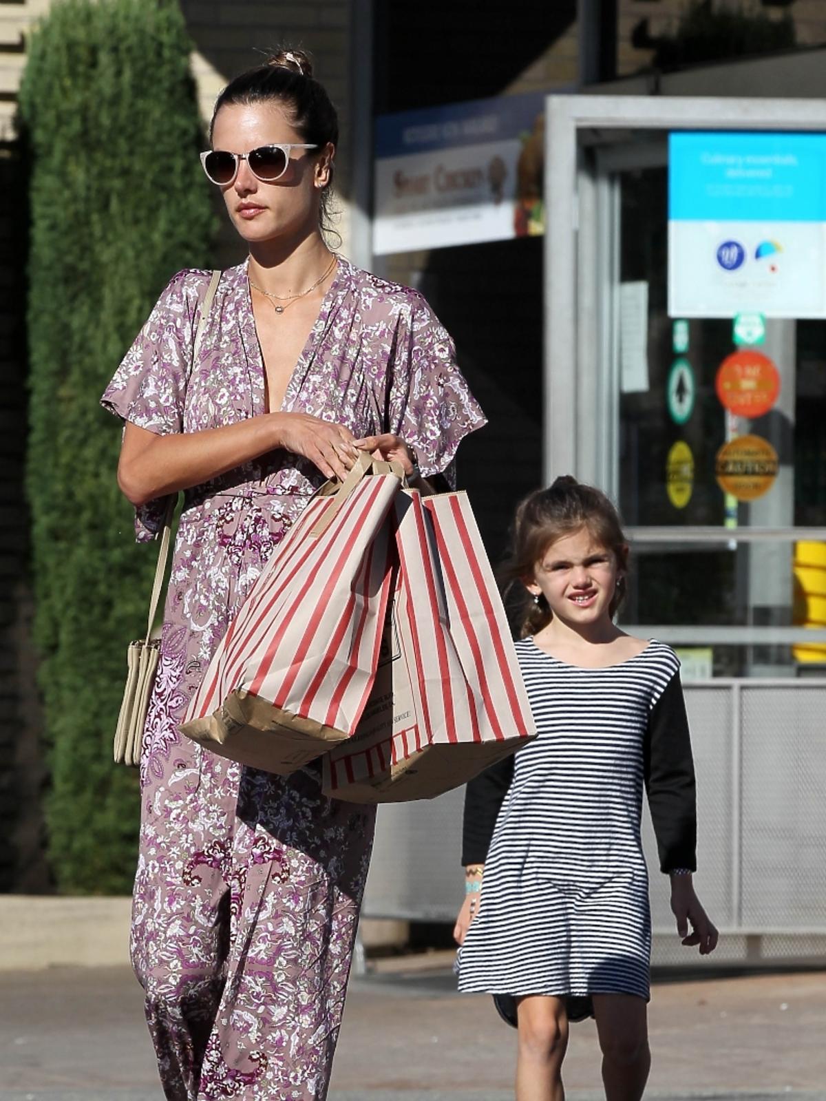 Alessandra Amrosio z córką na zakupach