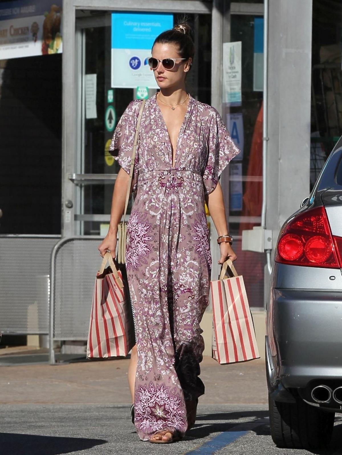 Alessandra Amrosio z córką na zakupach