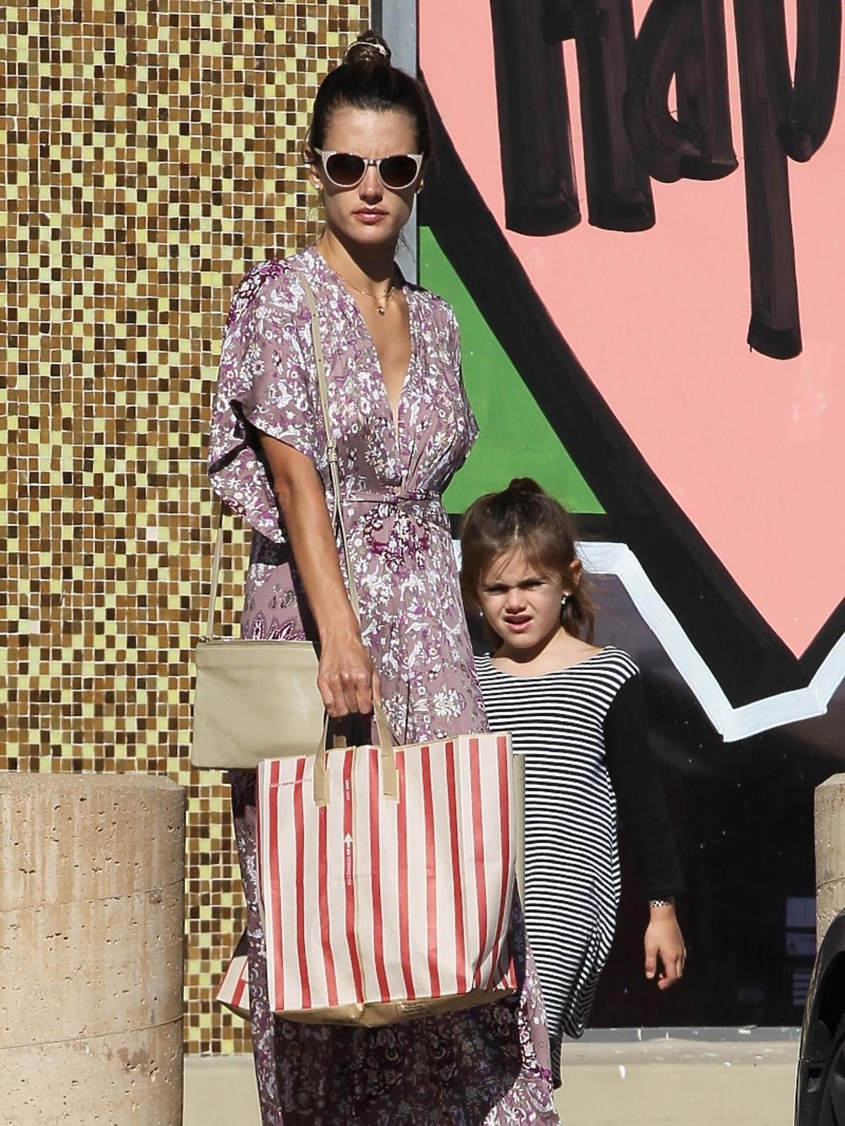 Alessandra Amrosio z córką na zakupach